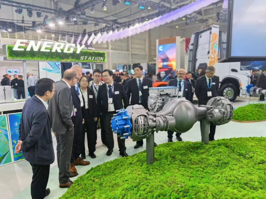 9月17日，全球規模最大、最具影響力的商用車博覽會——2024德國漢諾威國際商用車展（IAA）正式開幕。山東重工旗下濰柴集團、中國重汽、陜重汽、法士特、漢德車橋、中通客車、亞星客車等權屬公司攜全鏈最新綠色智能產品重磅亮相展會。山東重工集團黨委副書記、總經理王志堅帶隊巡展，并參加新品發布會