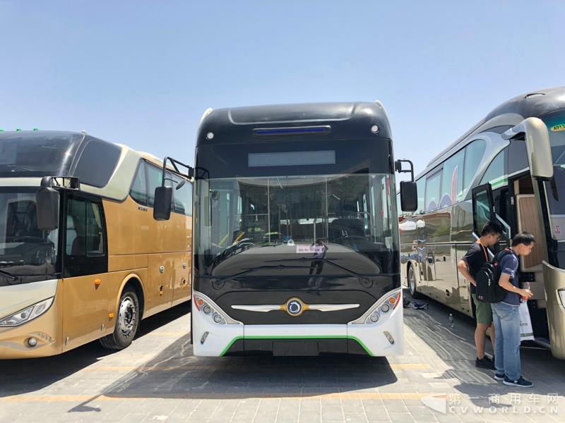 2018道路運(yùn)輸展探館第【53】張 申龍純電動(dòng)公交車