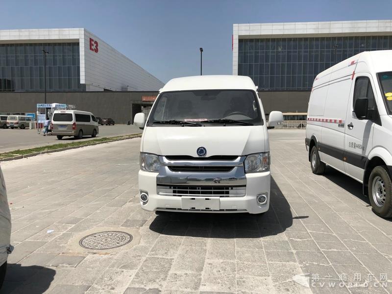 2018道路運(yùn)輸展探館第【56】張 申龍純電動(dòng)廂式運(yùn)輸車