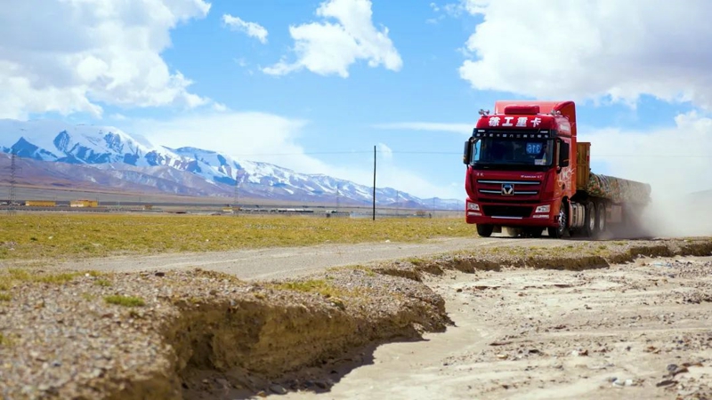 徐工漢風P9牽引車油耗智能控制系統基于ADASIS地圖結合整車信息、巡航算法及控制策略實現預見性巡航（PCC），在駕乘過程中猶如智能領航員助您降低油耗。節油有方，創富無憂。